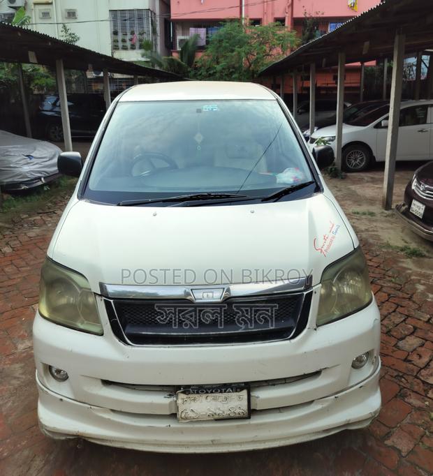 Toyota Voxy 2002 White