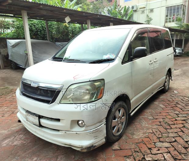 Toyota Voxy 2002 White