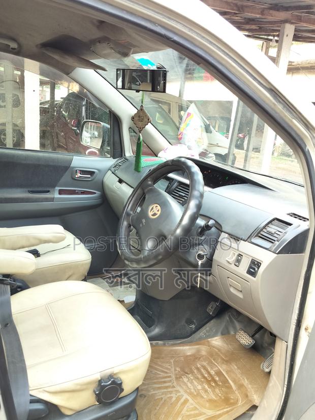 Toyota Voxy 2002 White