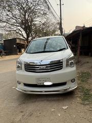 Toyota Noah 2.0 143hp AWD (8 Seater) 2012 Pearl for sale