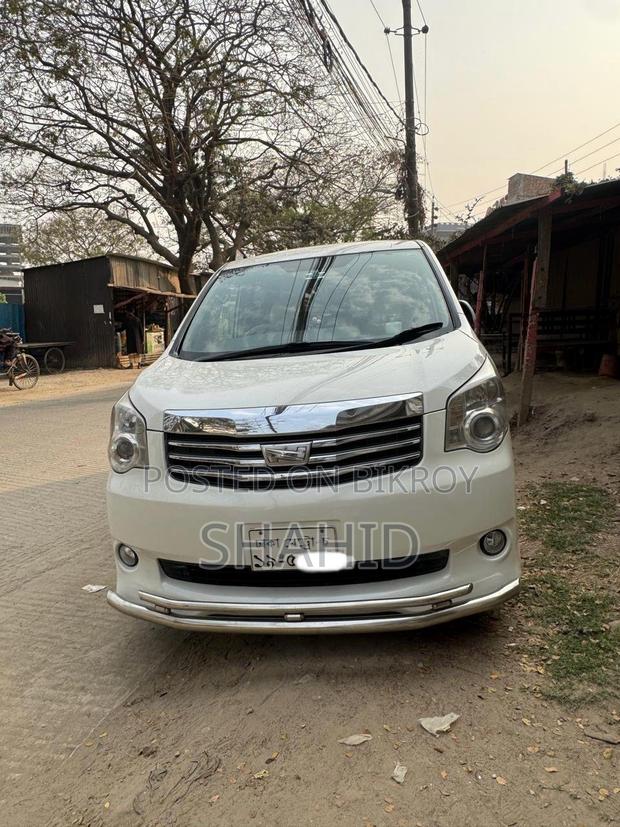 Toyota Noah 2.0 143hp AWD (8 Seater) 2012 Pearl