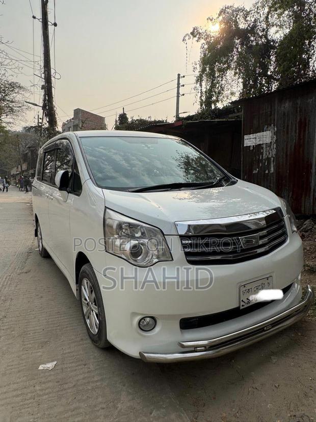 Toyota Noah 2.0 143hp AWD (8 Seater) 2012 Pearl
