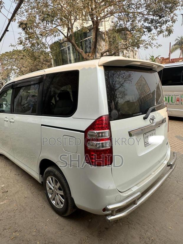 Toyota Noah 2.0 143hp AWD (8 Seater) 2012 Pearl