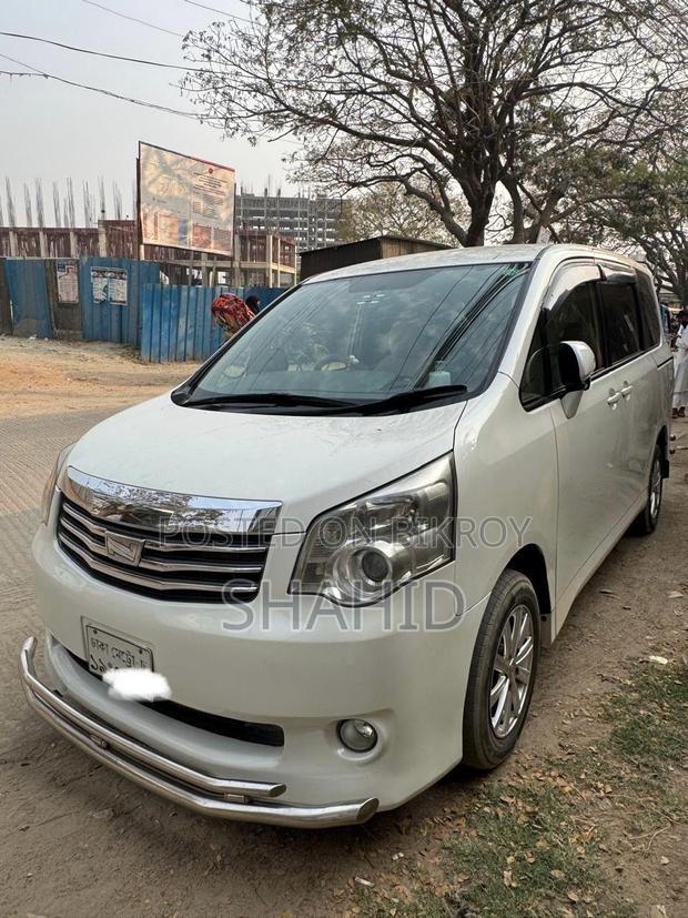 Toyota Noah 2.0 143hp AWD (8 Seater) 2012 Pearl