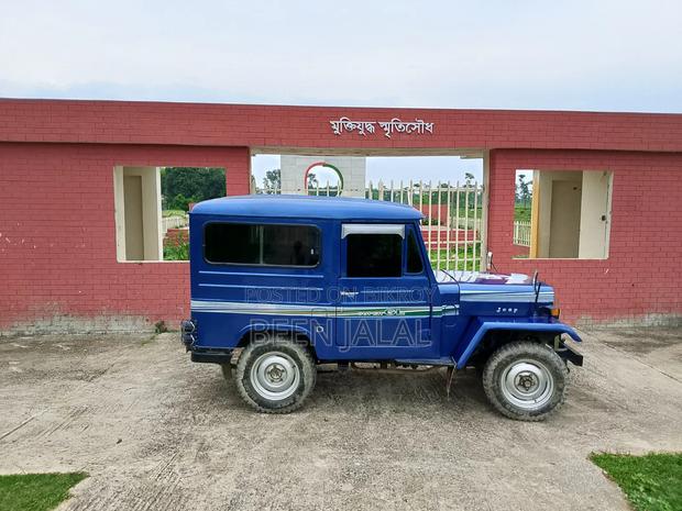 Mitsubishi Jeep 2000 Blue