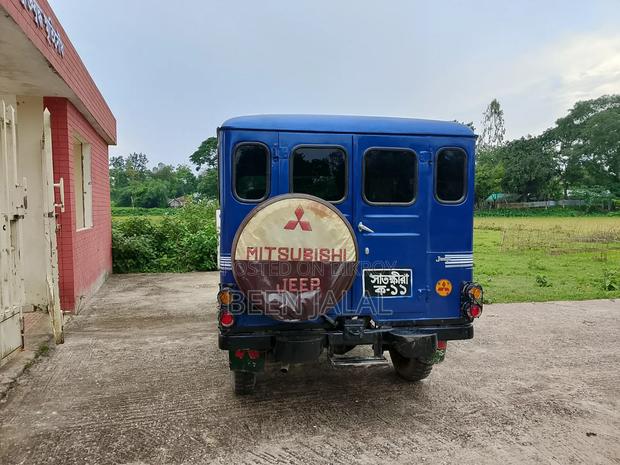 Mitsubishi Jeep 2000 Blue