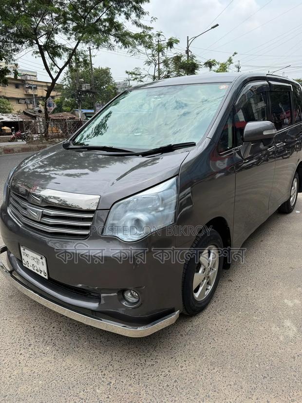 Toyota Noah 2010 Gray