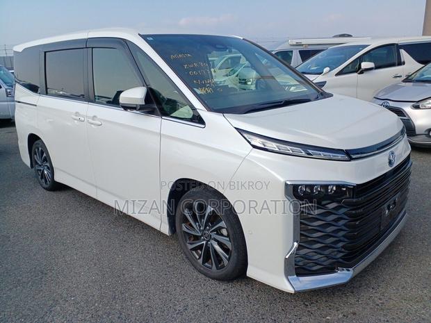 Toyota Voxy 2022 Pearl