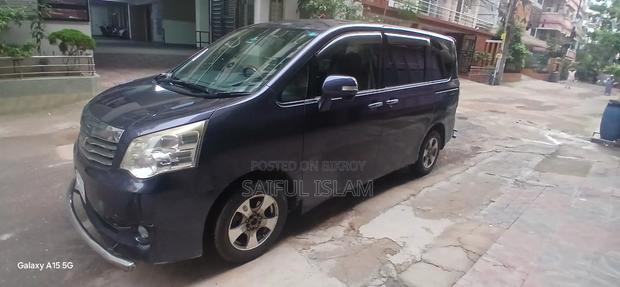 Toyota Noah 2.0 143hp AWD (8 Seater) 2010 Maroon