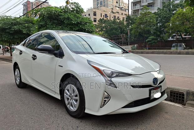 Toyota Prius Two 4dr Hatchback (1.8L 4cyl Gas/Electric Hybrid CVT) 2015