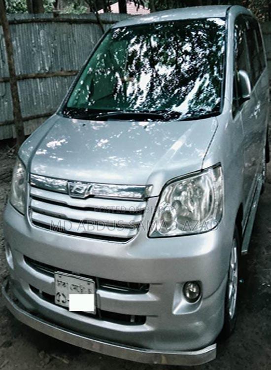 Toyota Voxy 2002 Silver