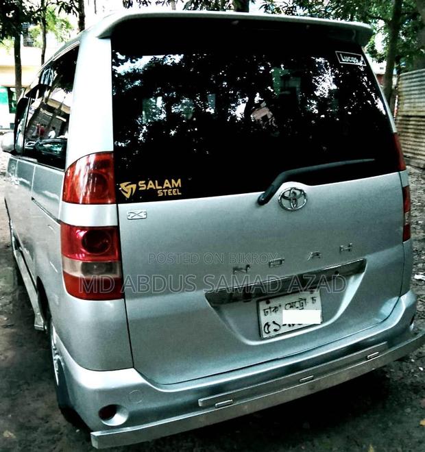 Toyota Voxy 2002 Silver