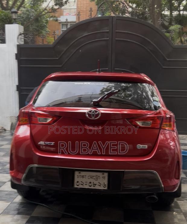 Toyota Auris 2012 Red