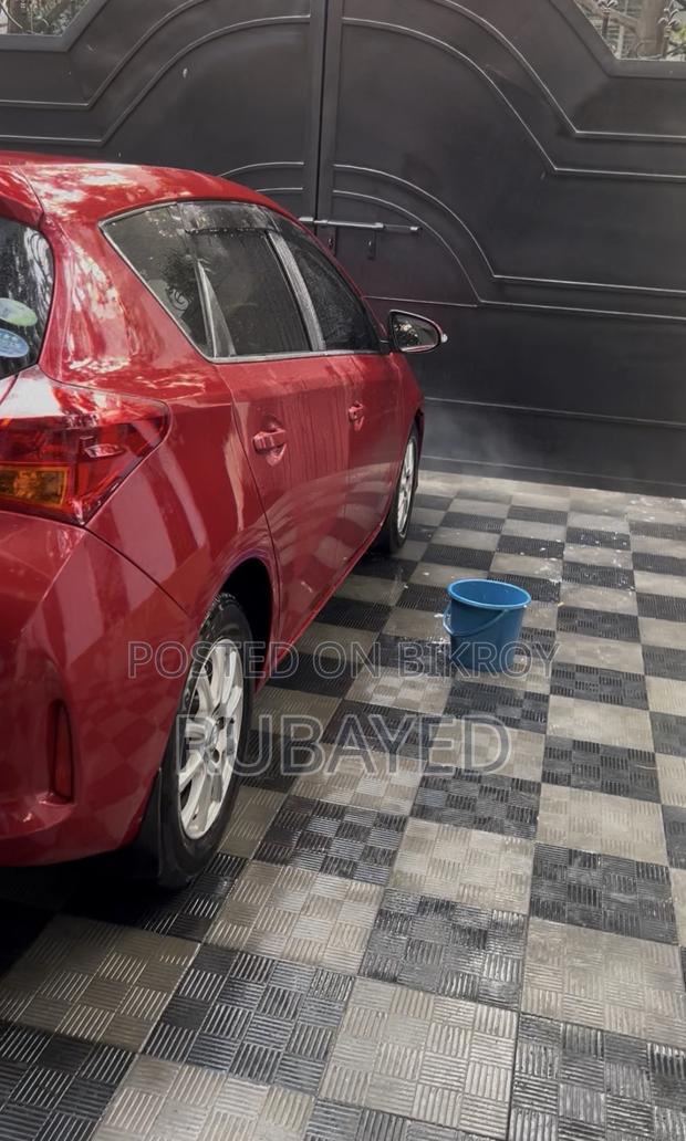 Toyota Auris 2012 Red