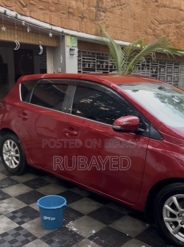 Toyota Auris 2012 Red