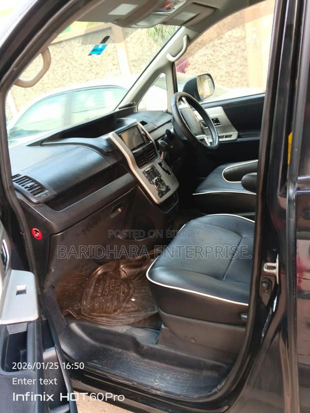 Toyota Noah 2.0 143hp YY FWD (5 Seater) 2012 Black