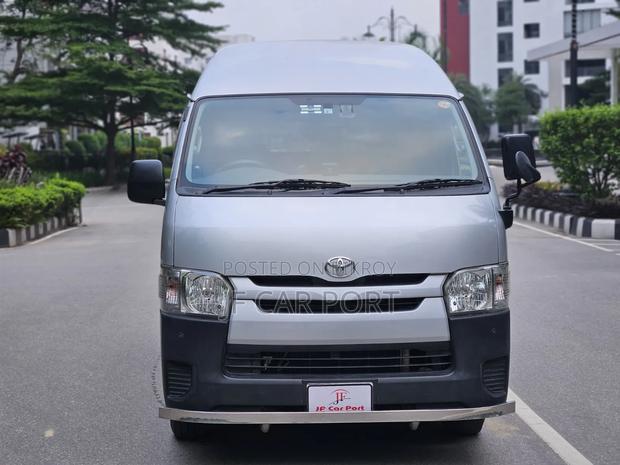 Toyota HiAce 2017 Silver