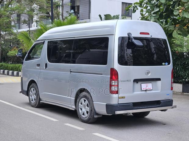 Toyota HiAce 2017 Silver