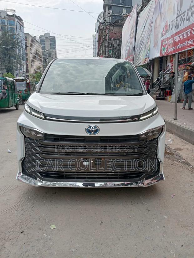 Toyota Voxy 2025 Pearl