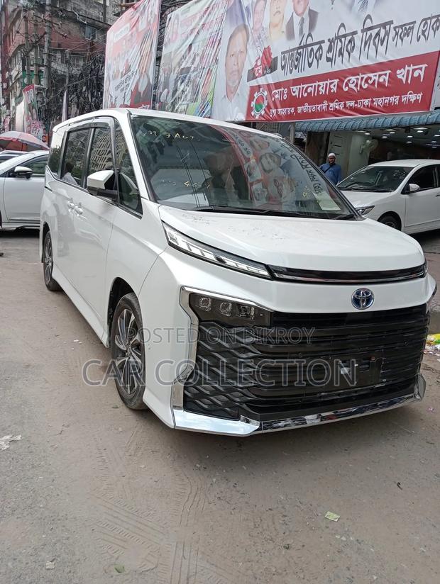 Toyota Voxy 2025 Pearl