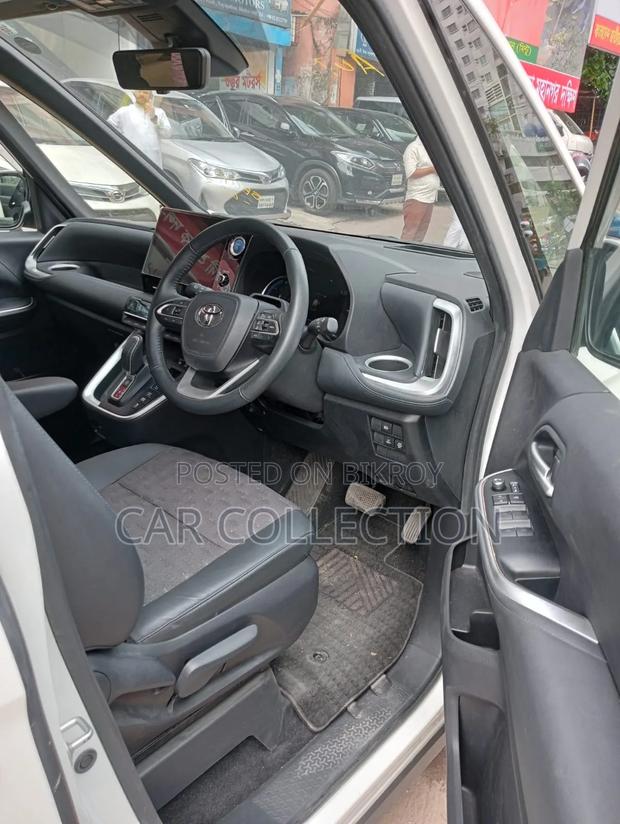 Toyota Voxy 2025 Pearl