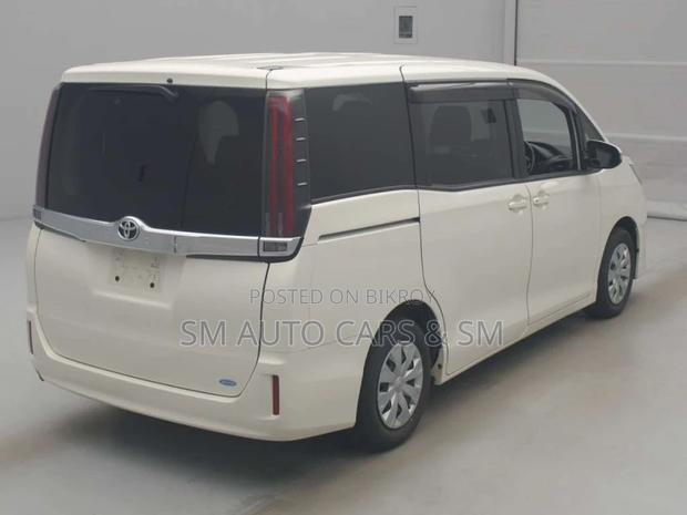 Toyota Noah 2.0 FWD (8 Seater) 2021 White