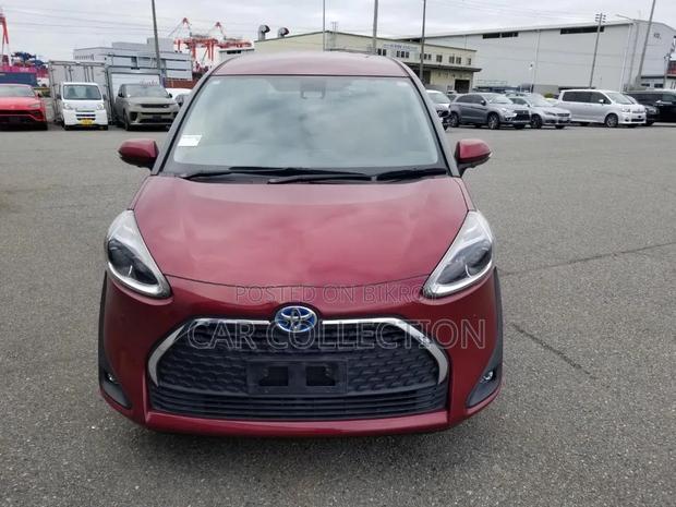 Toyota Sienta 2021 Red