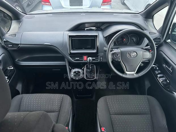 Toyota Noah 2021 Silver