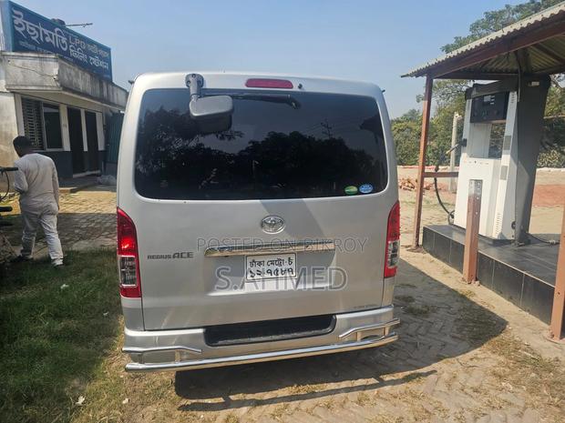 Toyota HiAce 2018 Silver