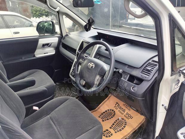 Toyota Noah 2.0 143hp AWD (7 Seater) 2012 Pearl