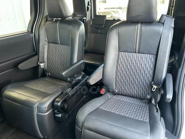 Toyota Noah 2022 Pearl