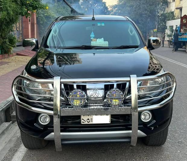 Mitsubishi Pajero 2017 Black