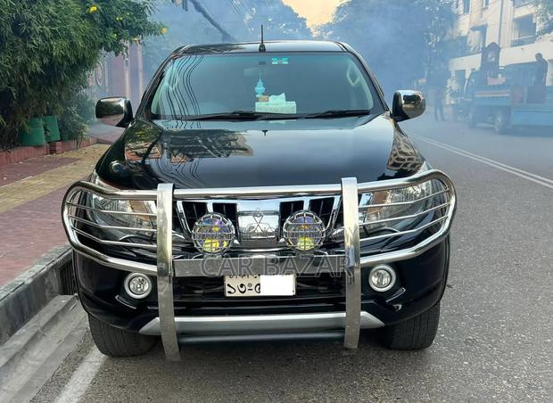 Mitsubishi Pajero 2017 Black
