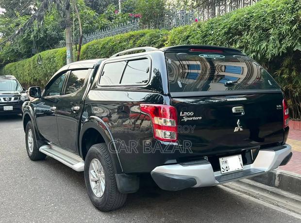 Mitsubishi Pajero 2017 Black