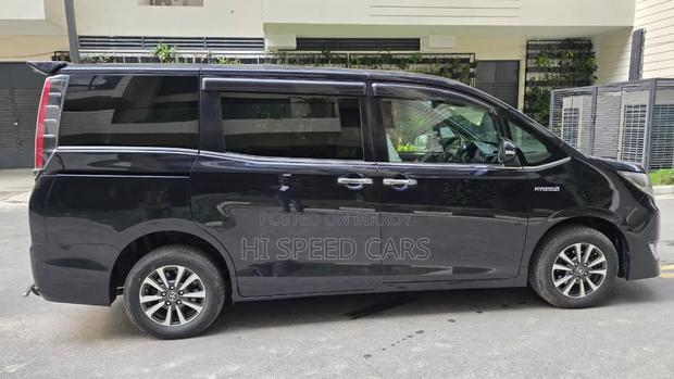 Toyota Esquire 2017 Black