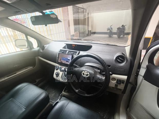Toyota Passo Sette 2011 Pearl