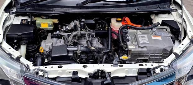 Toyota Axio 1.5 Hybrid 2WD 2015 Pearl