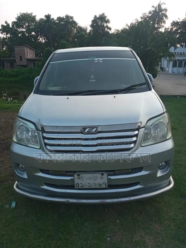 Toyota Noah 2003 Silver