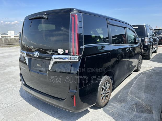 Toyota Esquire 2.0 FWD (8 Seater) 2021 Black
