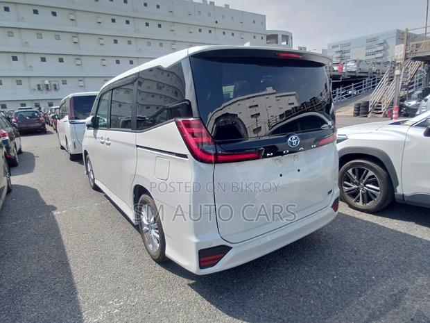 Toyota Noah 2022 White