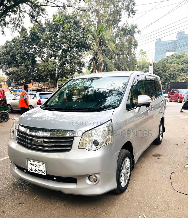Toyota Noah 2012 Silver