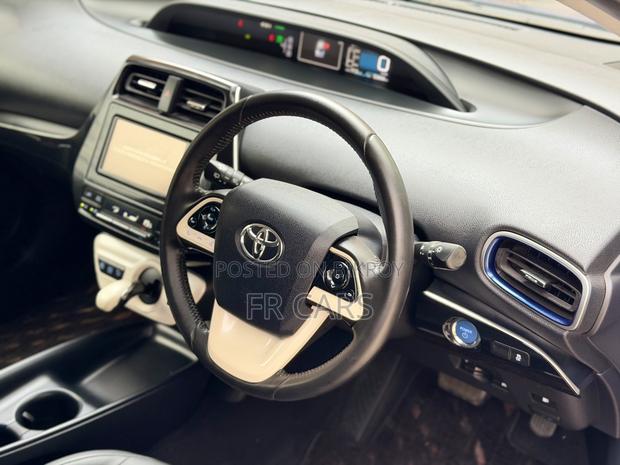 Toyota Prius 4dr Hatchback (1.8L 4cyl Gas/Electric Hybrid CVT) 2016