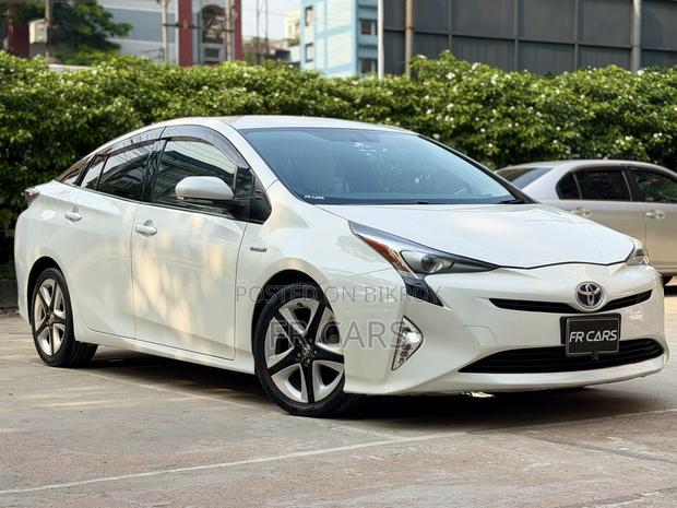 Toyota Prius 4dr Hatchback (1.8L 4cyl Gas/Electric Hybrid CVT) 2016