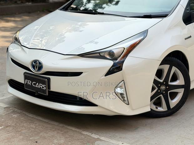 Toyota Prius 4dr Hatchback (1.8L 4cyl Gas/Electric Hybrid CVT) 2016
