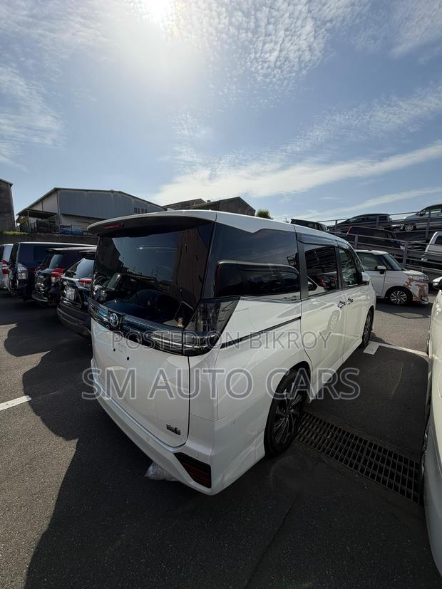 Toyota Voxy 2023 Pearl