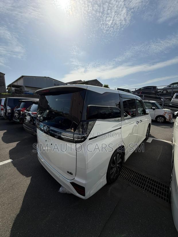 Toyota Voxy 2023 Pearl