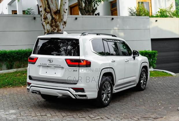 Toyota Land Cruiser LC300 2023 White