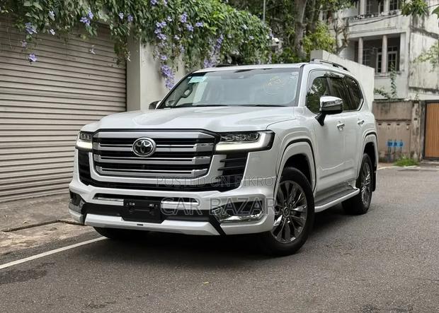 Toyota Land Cruiser LC300 2023 White