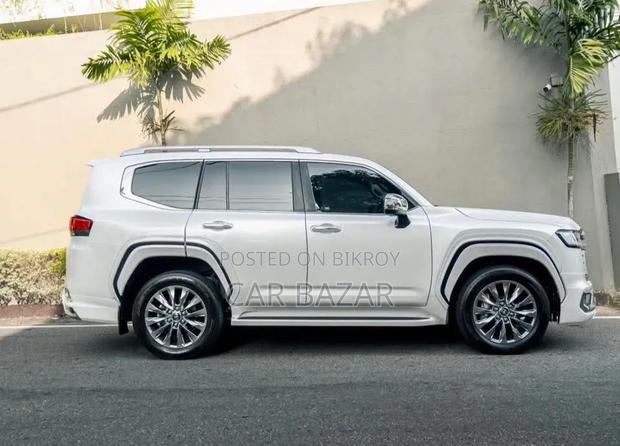 Toyota Land Cruiser LC300 2023 White