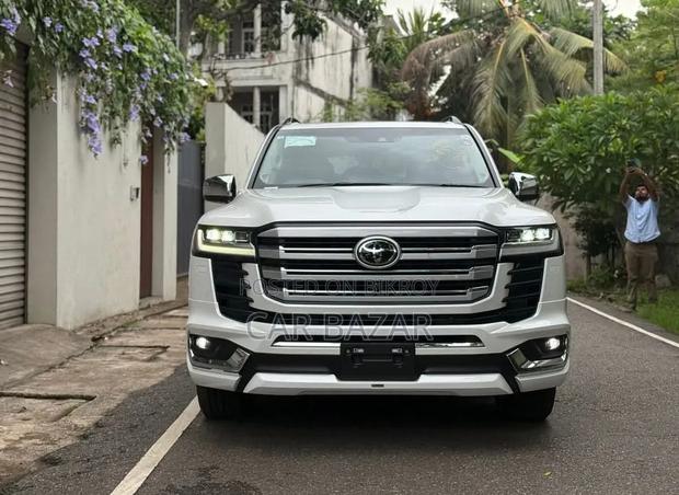 Toyota Land Cruiser LC300 2023 White